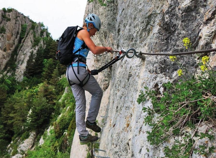 Instalación de Vía Ferrata en roca para escalada segura